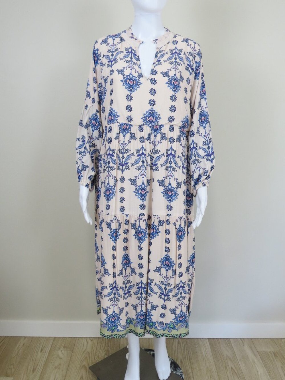 Tolani Tiered Split V-neck Midi Dress, Lined, Pockets SIZE Medium Blue, Cream